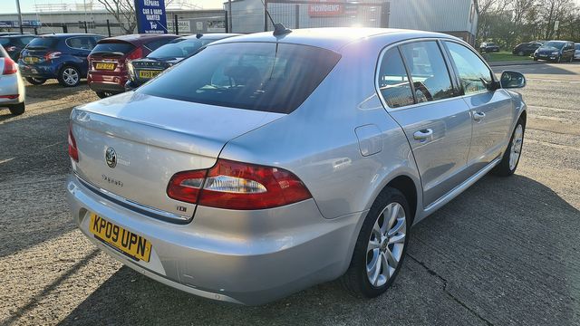 SKODA Superb SE 2.0 TDI CR 170bhp DSG (2009) - Picture 5