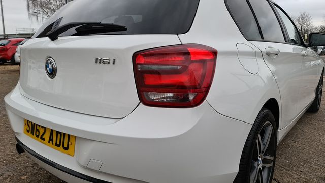 BMW 1 Series 116i Sport (2012) - Picture 12