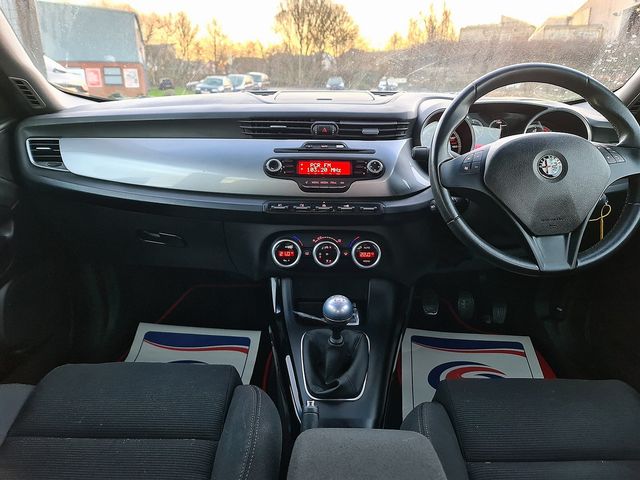 ALFA ROMEO Giulietta 2.0 JTDM-2 140 bhp Lusso (2011) - Picture 24