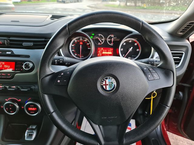 ALFA ROMEO Giulietta 2.0 JTDM-2 140 bhp Lusso (2011) - Picture 43