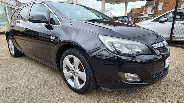 VAUXHALL Astra Sports Tourer SRi 1.6i 16v VVT auto (2012) - Picture 3