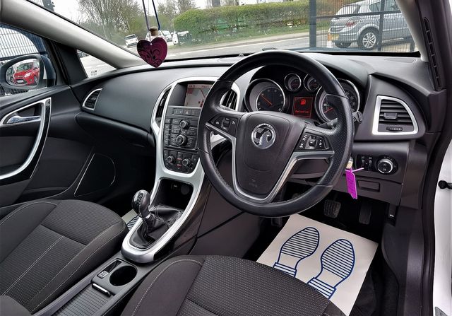 VAUXHALL Astra SRi 2.0CDTi 16v (2011) - Picture 4