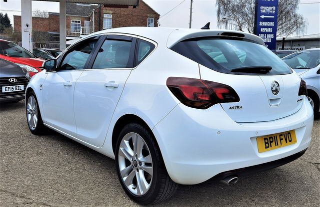 VAUXHALL Astra SRi 2.0CDTi 16v (2011) - Picture 5