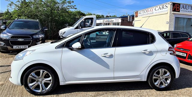 PEUGEOT 208 Allure 1.2 VTi 82 (2015) - Picture 3