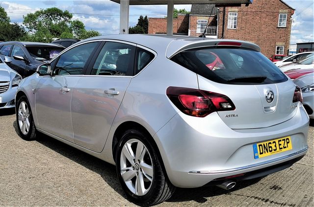 VAUXHALL Astra SRi 2.0CDTi 16v ecoFLEX S/S (2013) - Picture 5