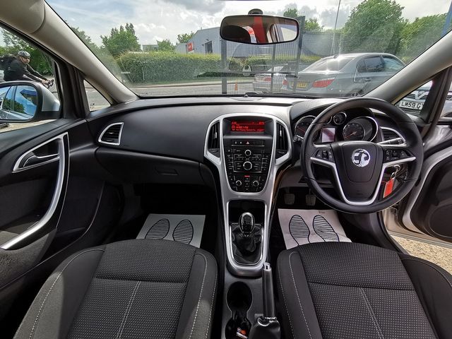 VAUXHALL Astra SRi 2.0CDTi 16v ecoFLEX S/S (2013) - Picture 8