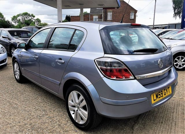 VAUXHALL Astra SXi 1.4i 16v VIP (2009) - Picture 5