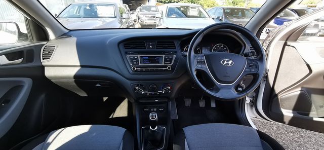 HYUNDAI i20 1.2 84PS Premium SE (2015) - Picture 4