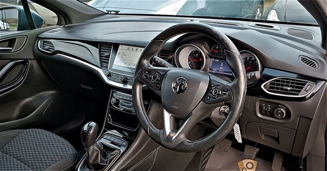 VAUXHALL Astra SRi NAV 1.6CDTi 136PS S/S (2015) - Picture 4