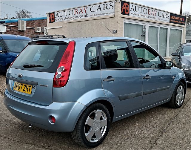 FORD Fiesta Zetec Climate 1.4 080 (2007) - Picture 9