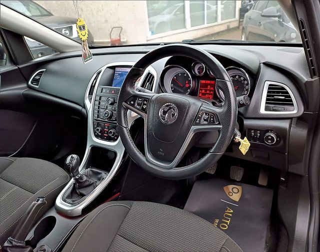 VAUXHALL Astra SRi 2.0CDTi 16v ecoFLEX S/S (2013) - Picture 4