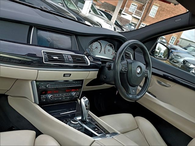 BMW 5 Series Gran Turismo 530d M Sport (2011) - Picture 16