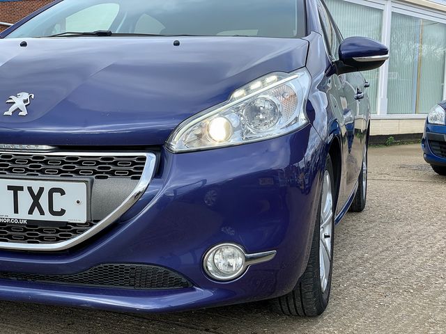 PEUGEOT 208 Allure 1.6 e-HDi Stop and Start 92 (2012) - Picture 8