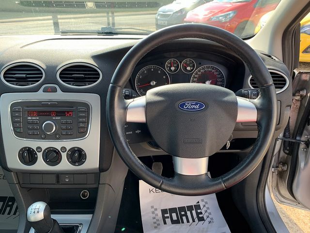 FORD Focus 1.8 Style (2007) - Picture 17
