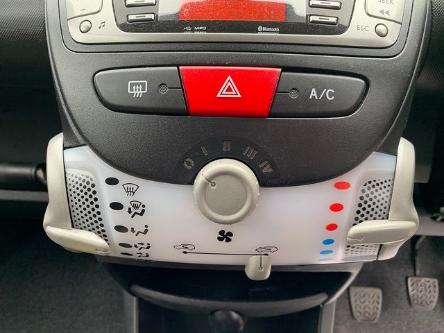 TOYOTA Aygo 1.0 VVT-i Fire Air Con (2013) - Picture 23