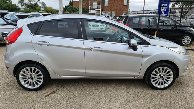 FORD Fiesta Titanium 1.6TDCi095 (2011) - Picture 4