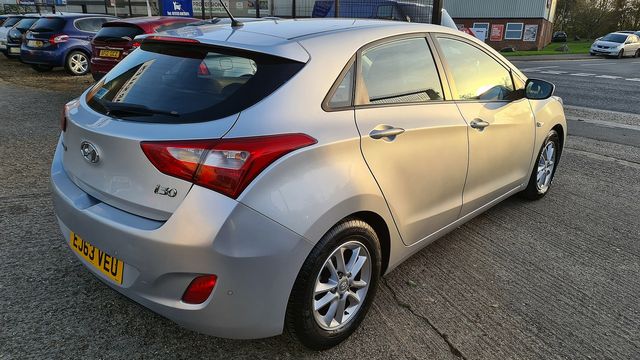 HYUNDAI i30 1.6 CRDi 110PS Blue Drive Active (2013) - Picture 5